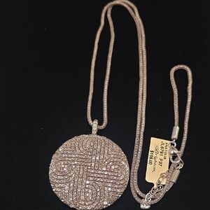 Elegant Gold Pendant Necklace